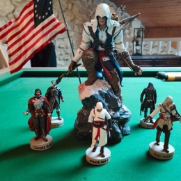 Statue + figurines Assassin's Creed