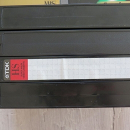 Cassettes vidéo VHS pour magnétoscope 1  Pièce Occasion: contiennent une vidéo à effacer Certaines